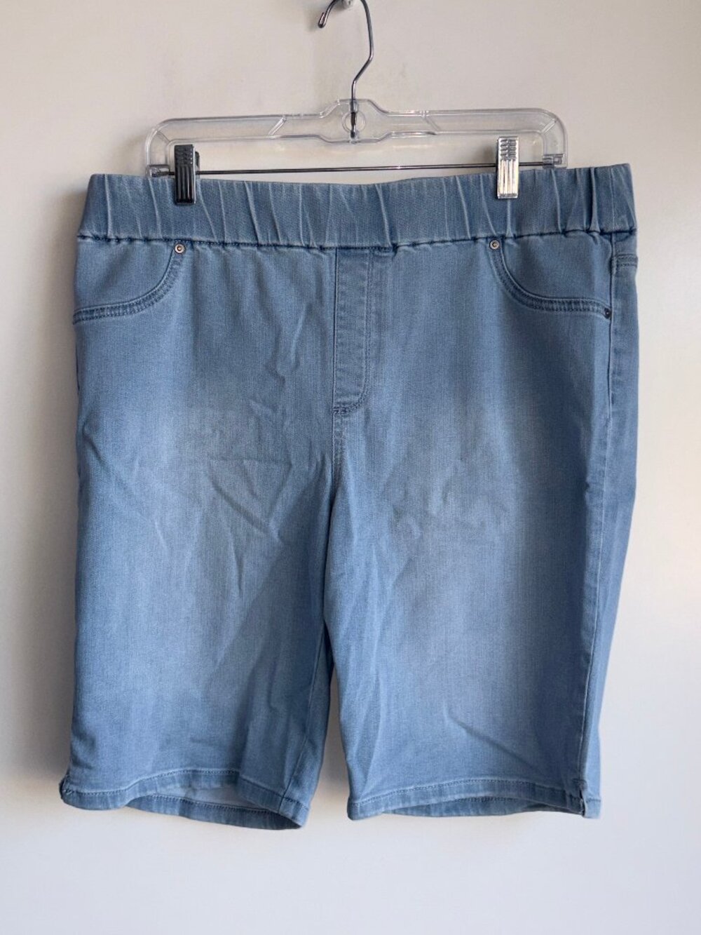 NWT CHICO'S Pull-On Jegging Jean Shorts Size 2.5 = US Size 14
